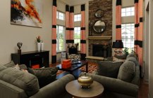 Дизайн гостиной с оранжевыми шторами.