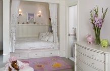 Дизайн спальной комнаты в белом убранстве